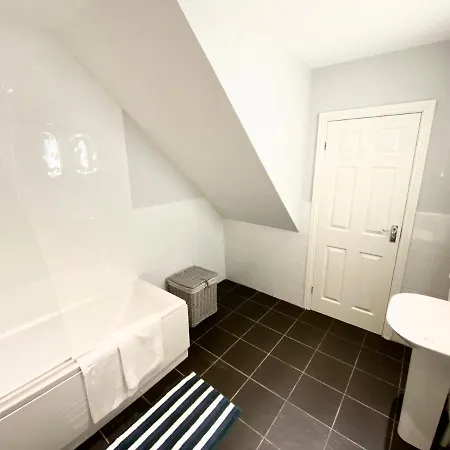 Апартаменты South Cliff With Garden *